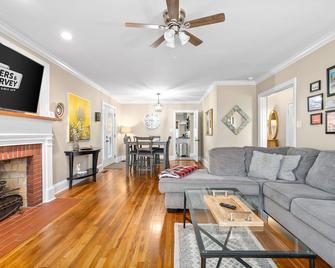 Memories on Madison - Entire Home w/ Game Room & Outdoor Fire Pit (102 Madison Ter) - Clarksville - Sala de estar