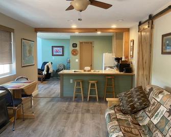 Rare find! Lakefront Getaway - 2bdrms on 5 wooded acres w/EV charger available - Willow - Sala de estar