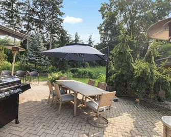 Tranquil Escape Indoor Pool Spa Arcade - Rockford - Patio