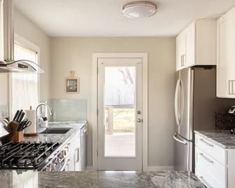 West Plaza House in the heart of KC - Kansas City - Kitchen