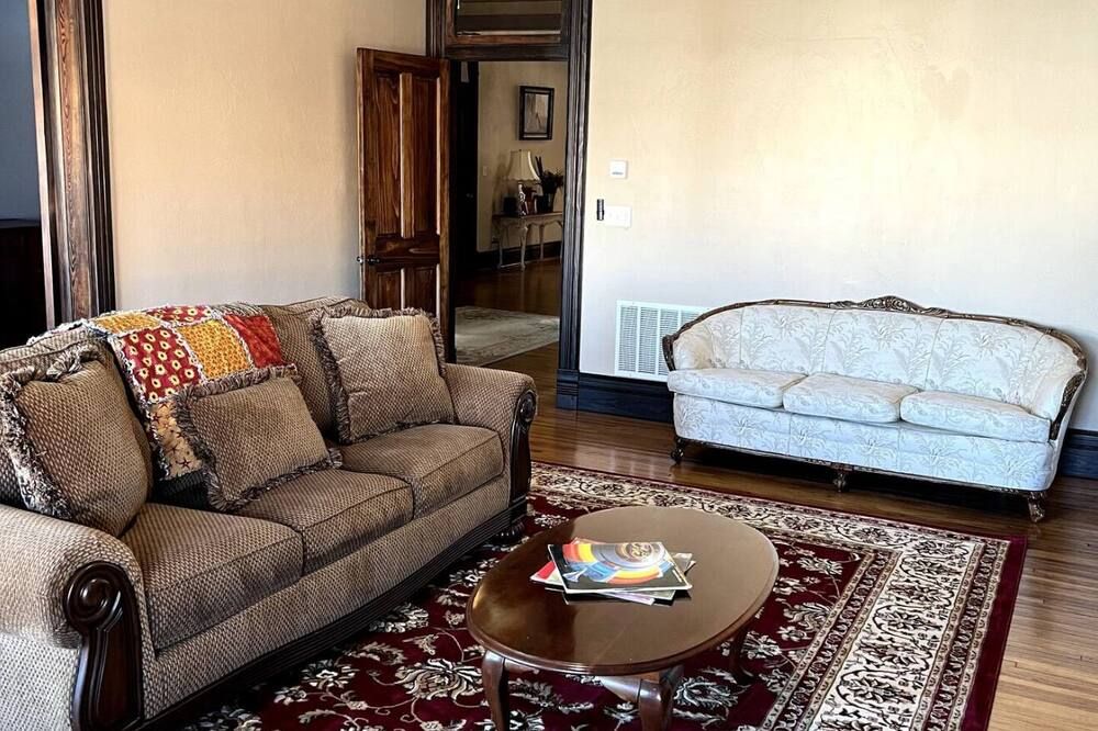 Vintage charm with modern conveniences in downtown Chanute, Kansas. - Chanute - Вітальня