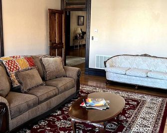 Vintage charm with modern conveniences in downtown Chanute, Kansas. - Chanute - Sala de estar