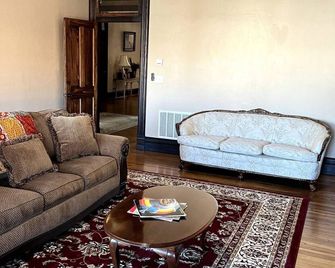 Vintage charm with modern conveniences in downtown Chanute, Kansas. - Chanute - Вітальня
