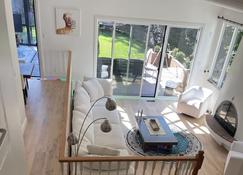 Tranquil Haven of Natural Beauty - West Vancouver - Living room