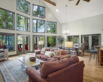 Luxury Lake Cabin - Large Outdoor Living Area, Hot Tub, Pool Table - Dawsonville - Obývací pokoj