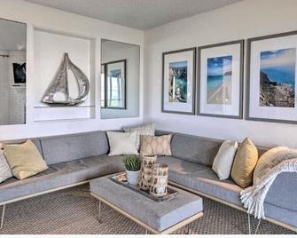 Newly Renovated Montauk Condo with Ocean Views! - Montauk - Living room