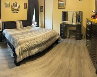 Charming 3-bedroom house in lovely Howard with AC, WiFi - Howard - Habitación