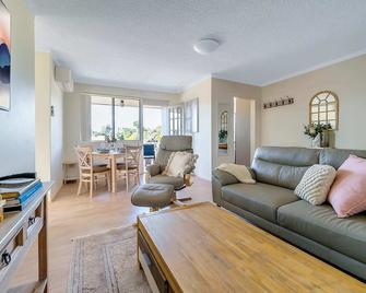 Rosehill Retreat Near Parramatta with Parking - Rosehill - Living room