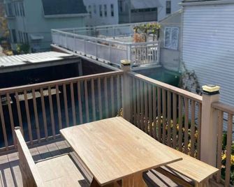 Homestay - B&b - Near South Boston - Jfk-Umass Area - Boston - Balcony