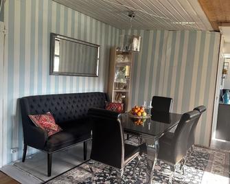 Charming 1-bedroom house with WiFi, AC in lovely Ridabu Hamar - Hamar - Essbereich