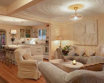 Auberge Old Chelsea Vacation Home - Chelsea - Living room