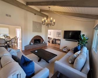 Luxury Beach Mediterranean Villa, Pool/Spa, 6 Bed / 6 Bath, Private Beach Access - Goleta - Living room