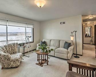 Watch the Sunrise at this Quaint Lake-View Cottage - Peoria - Living room