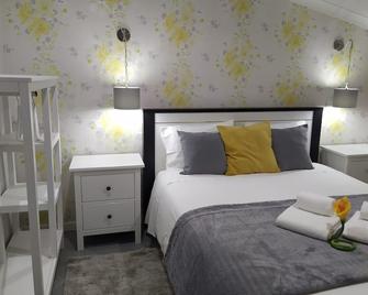 apartment with terrace by the beach - Nazaré - Bedroom