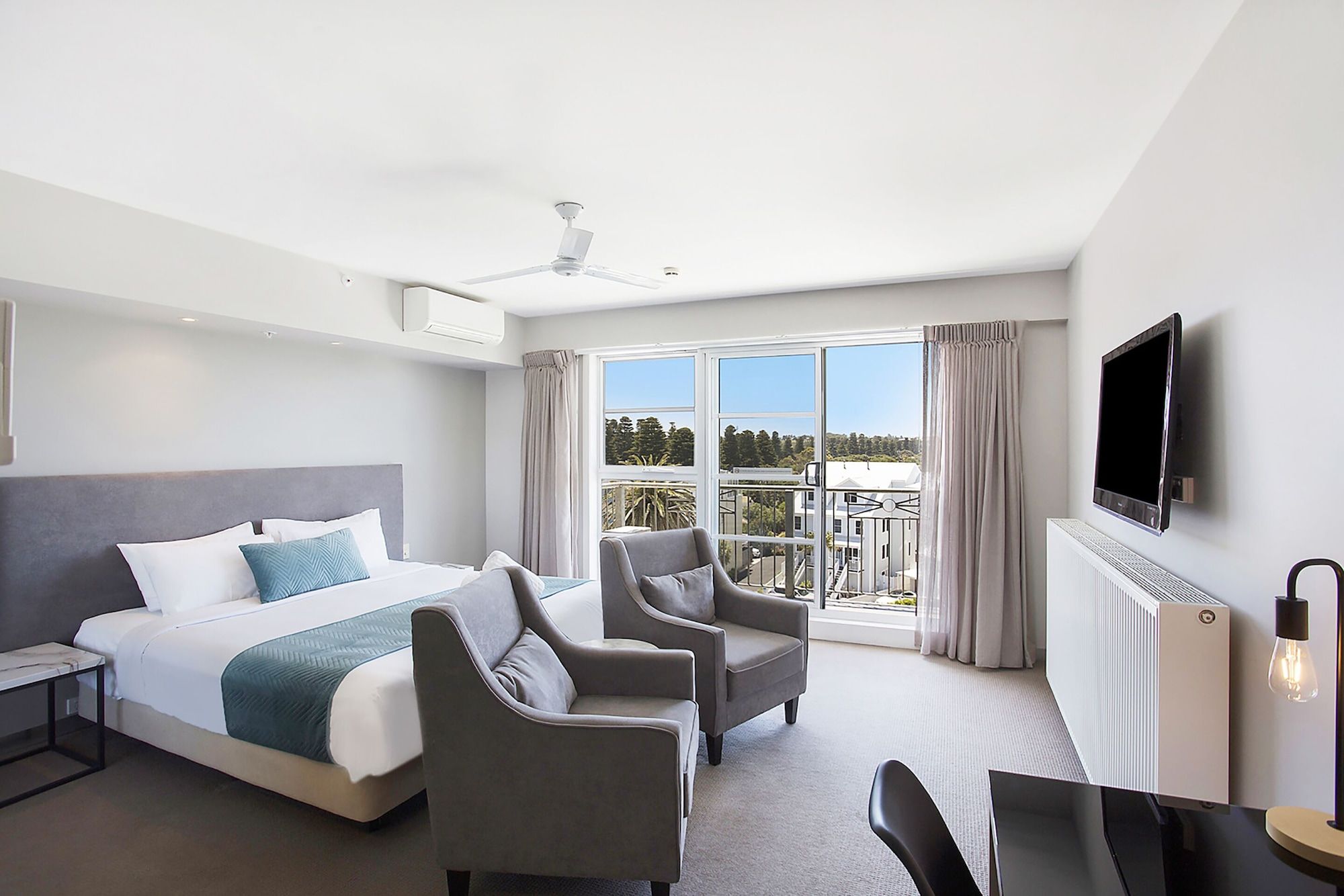 ديب بلو هوتل آند هوت سبرنجز