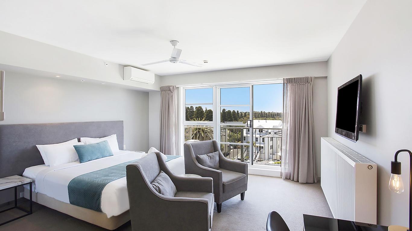 ديب بلو هوتل آند هوت سبرنجز