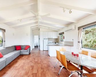 Torquay Foreshore Caravan Park - Torquay - Living room