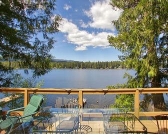 Beautiful Waterfront Hideaway at Sacheen Lake - Newport - Balcony