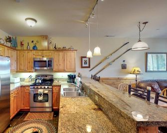 Charming 3-bedroom, 2-bath retreat in Truckee for a cozy family vacation. - Truckee - Cocina