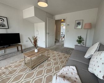 Bolehyde House Long Stay Discounts Free Parking - Swindon - Living room