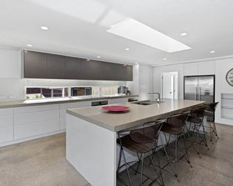 North Avoca Chill Out - Beachside Haven - North Avoca - Kitchen