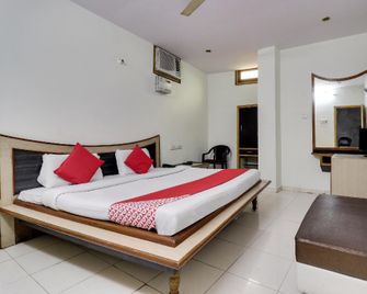OYO 45398 Kunal Hotel - Etāwah - Bedroom