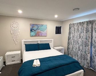 The Grove - Charming Private Guest Suite - Lower Hutt - Dormitor