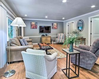 Coos Bay Retreat 2 Mi to Marina & Casino! - Coos Bay - Living room