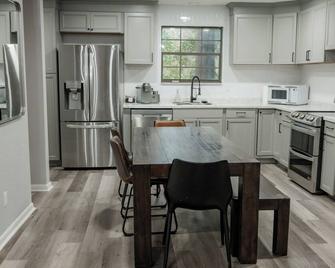 Charming 4- bedroom house with AC and WiFi in peaceful Lake City - Lake City - Kitchen