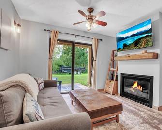 Ski In/Out Condo, King Bed - Ellicottville - Living room