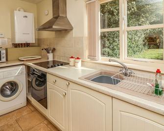 Hill Top Cottage - Ruskington - Kitchen