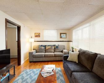 Charming dog-friendly duplex with lakefront access and dock - great location - Vassalboro - Living room
