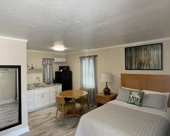 Studios Near Ami Beach, Fully Furnished, Kitchenette, Enclosed Lanai” - Bradenton - Slaapkamer