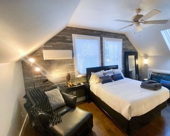 Waterfront apartment near downtown Davidson - Cornelius - Bedroom