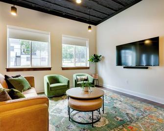 Modern Harrisonburg Home - 2 Mi To Jmu! - Harrisonburg - Living room
