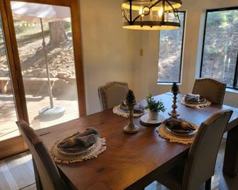 Lake Almanor West home in a peaceful setting just minutes from the lake - Chester - Comedor