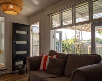 Everything at your door step 5 minute walk to the Beach and all attractions. - 로즈버드 웨스트 - 거실