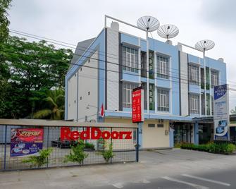 Urbanview Hotel Double Tree Purwokerto - Purwokerto - Gebäude