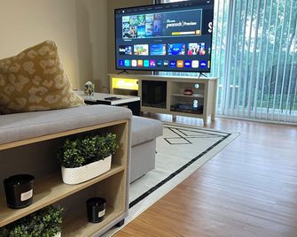 Comfy 2 bedroom condo with 75” smart TV - Chicago Ridge - Living room
