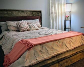 Beautiful & Spacious Woodstock Home w/ Pool - Woodstock - Bedroom