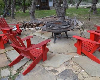 Quiet Cabin in the Country, 15 minutes from Fredericksburg, Pet Friendly - Kerrville - Patio