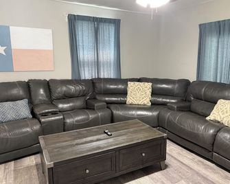 Cute and Spacious Modern Home for Large Groups - Hitchcock - Living room