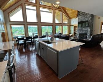 Blue Grotto6 Br-Lakefrontwifiprivate Dockhi-Divehottubfire Pitgrillviews - La Follette - Living room