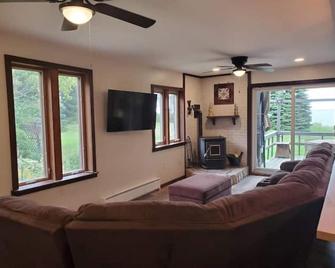 Secluded Cottage with Hidden Cove on Lake Erie - Ripley - Living room
