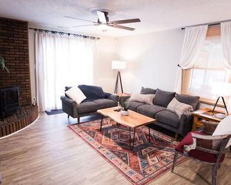 Country home, full kitchen, firepit, 11 mi to UTK. - Powell - Obývací pokoj