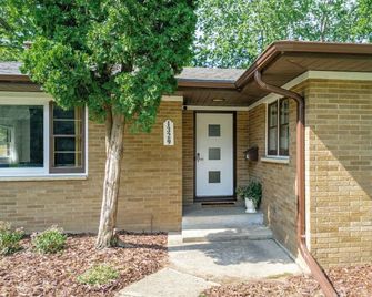 Entertainment Haven w Firepit, Games & Fenced Yard - Janesville