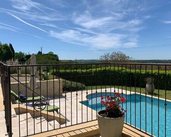 Great views, A/C, heated pool, chefs kitchen. Saturday to Saturday check in/out. - Plazac - Piscina
