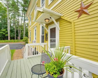 The Hendrick House about 16 Mi to Sebago Lake! - Cornish - Patio