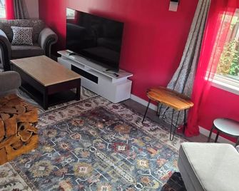 Cozy 3 bedroom house - Yellowknife - Living room