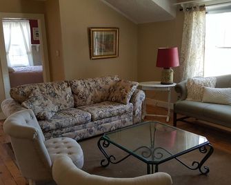 Carriage House Charmer - Kinderhook - Living room